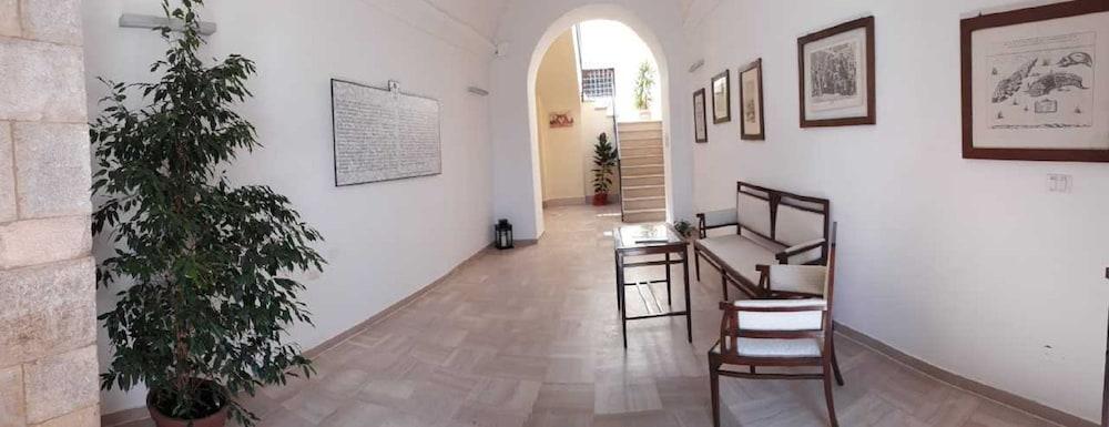 L'Antico Monastero Interior Entrance