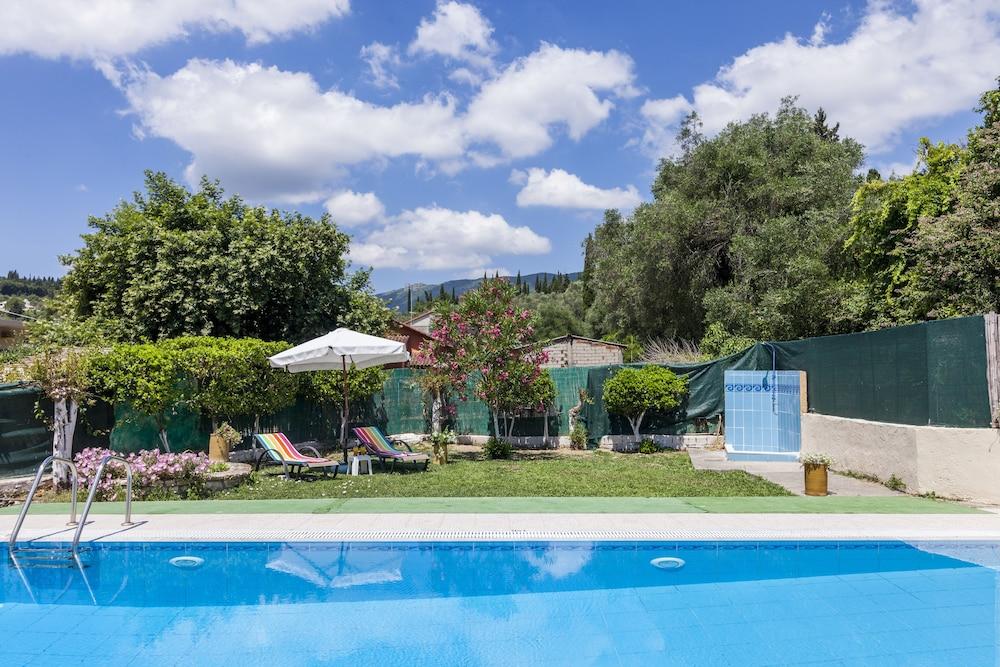 Ipsos Pool Apartments, Elena & Maria by Konnect Outdoor Pool