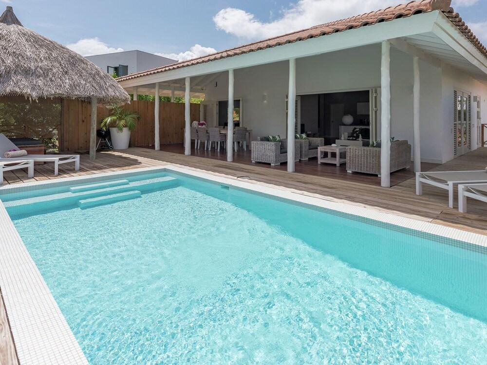 Splendid Villa With Swimming Pool in Jan Thiel Featured Image