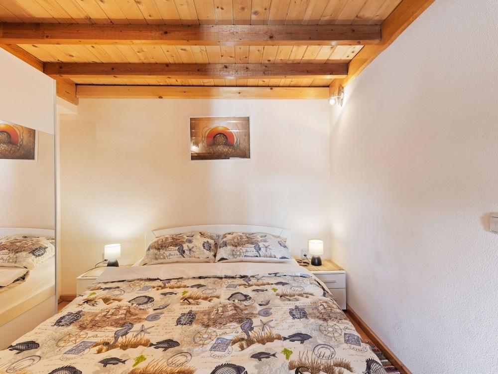 Comfortable apartment in Polača with swimming pool