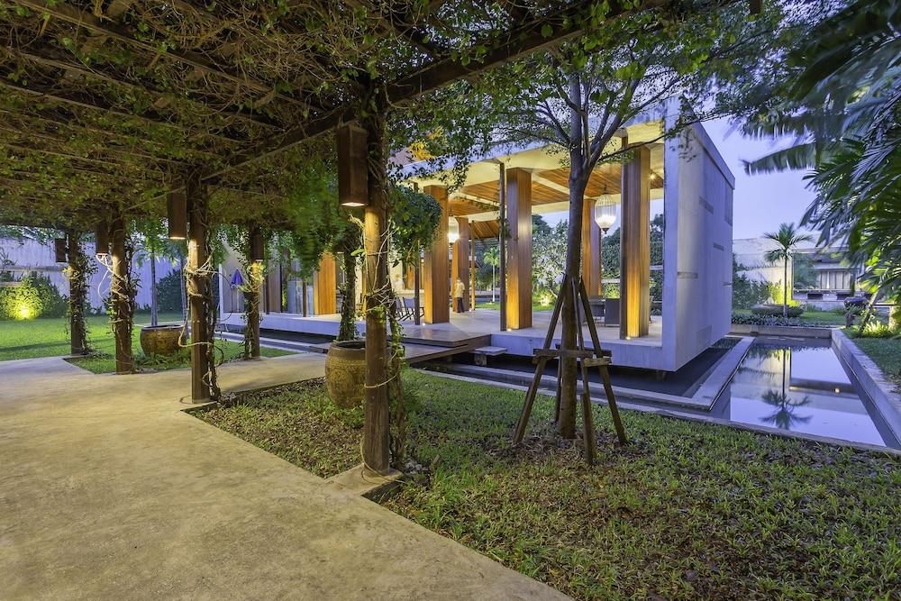 Into The Forest Resort Exterior