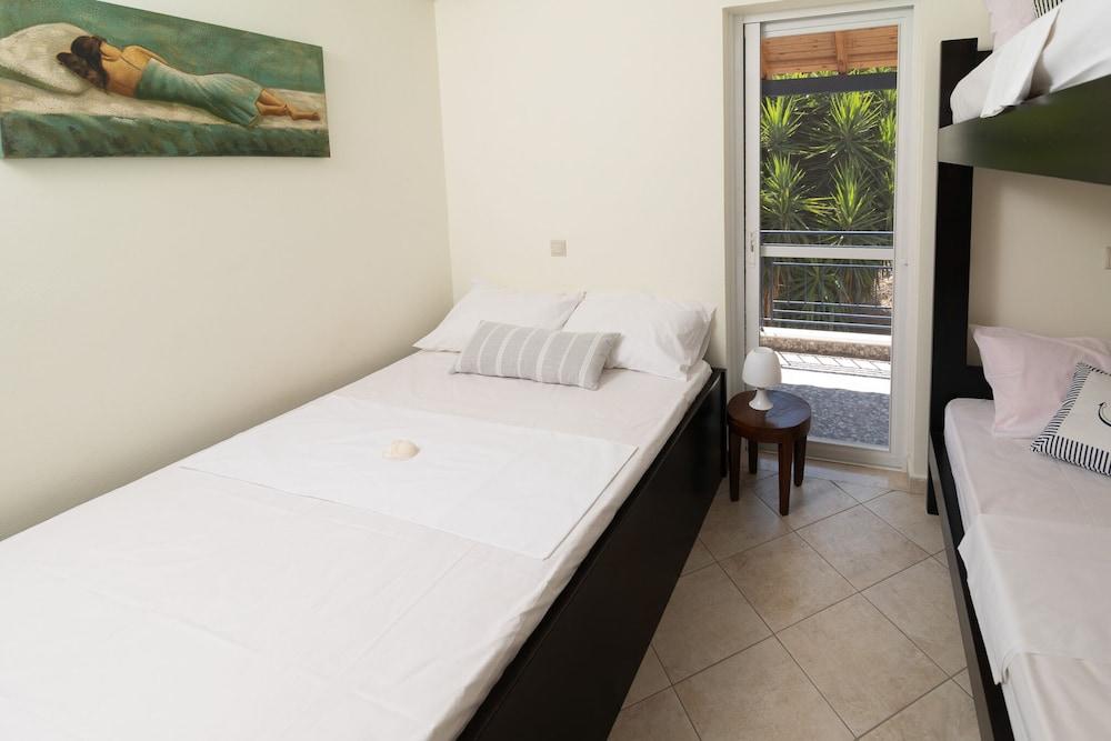 SeaView Flat Near the Beach Room