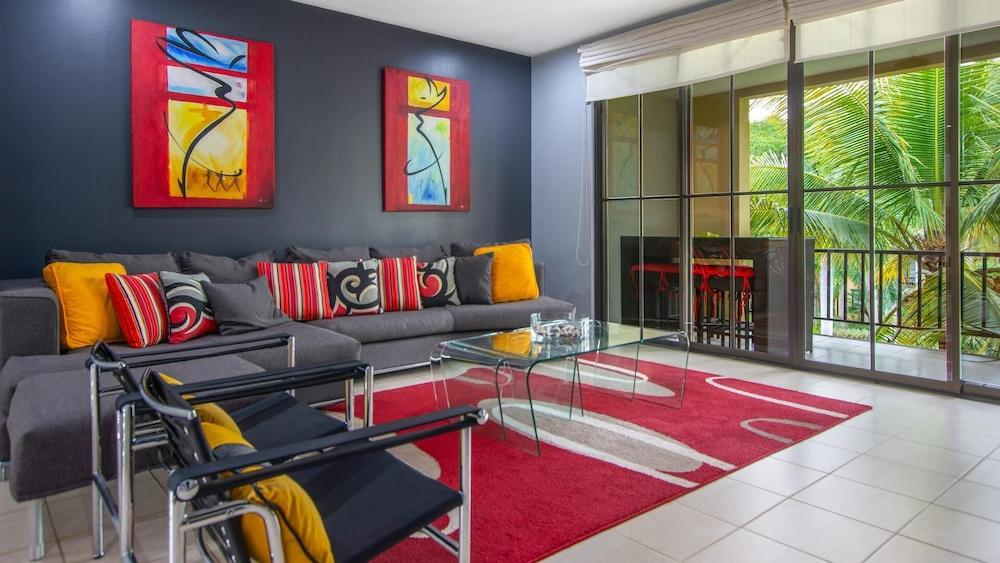 3رد لور سبايس ويذ مودرن ديكور ريسينتلي رينوفاتيد فيوينج أوفر بول إن كوكو