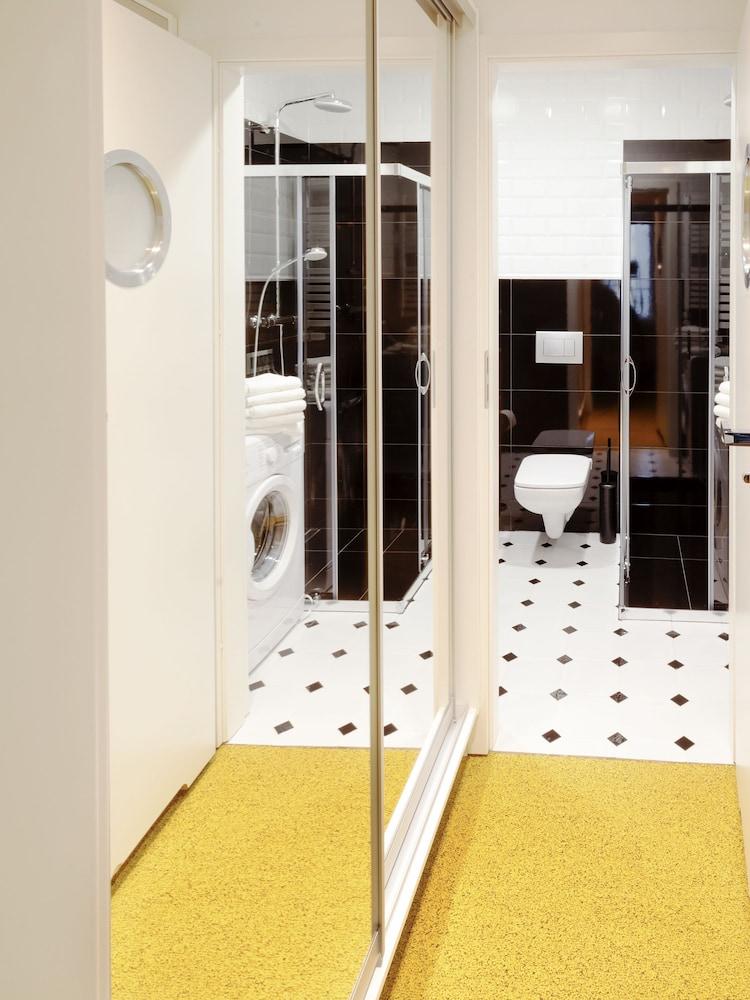 Gold Apartments Bathroom
