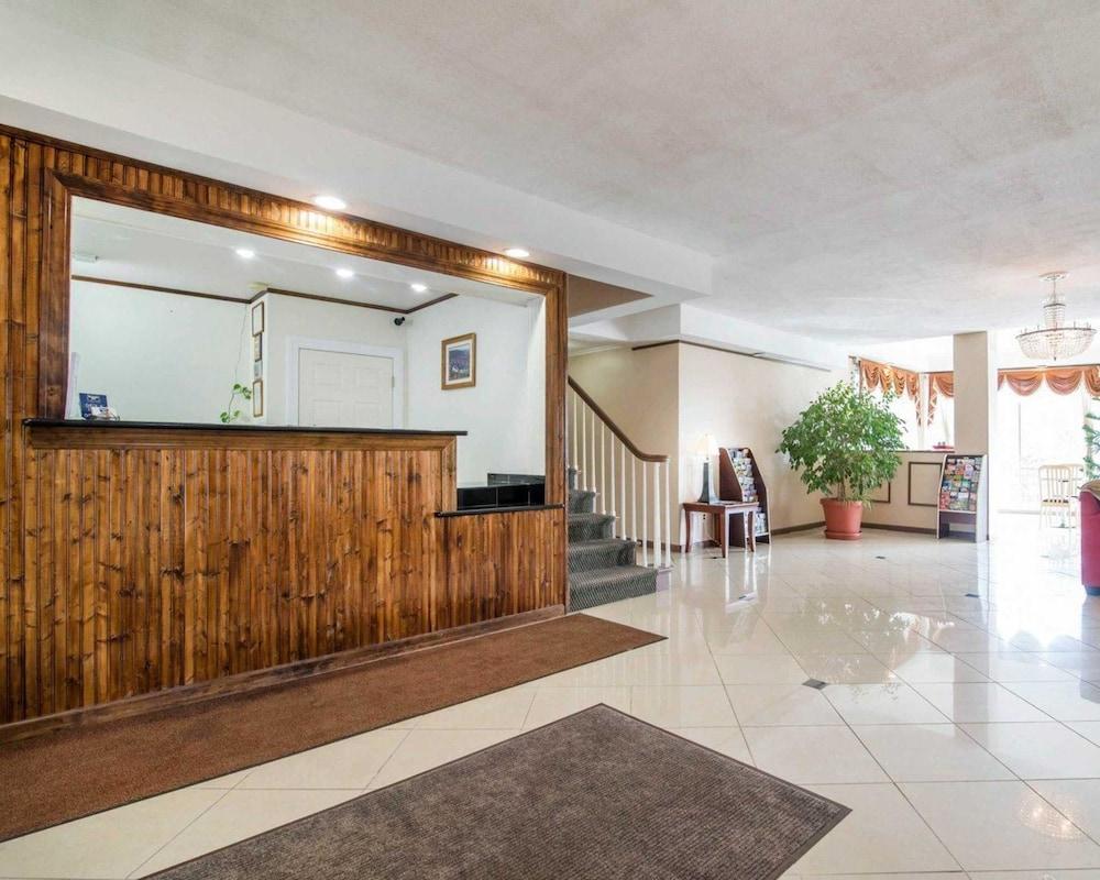 Rodeway Inn Skytop Lobby