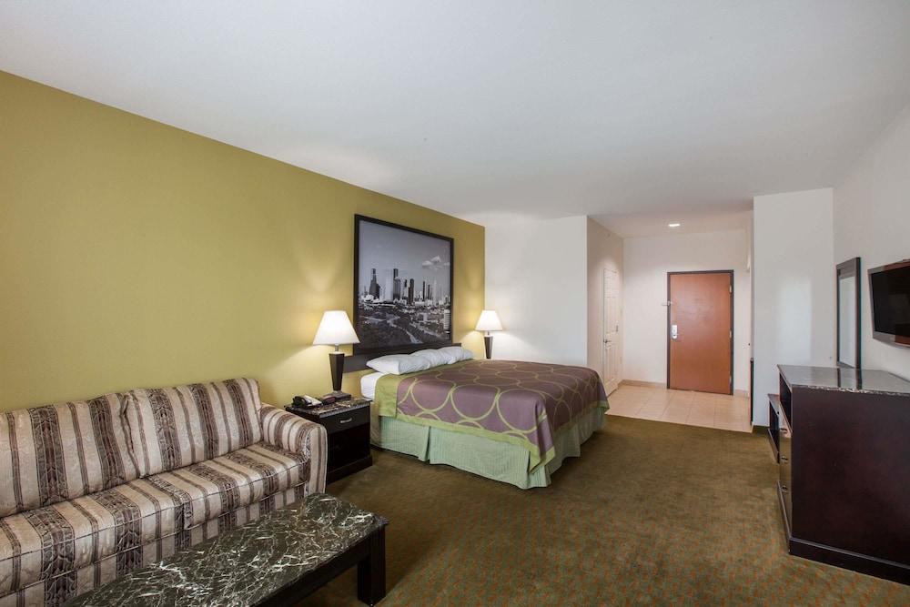 Super 8 by Wyndham LaPorte Guestroom