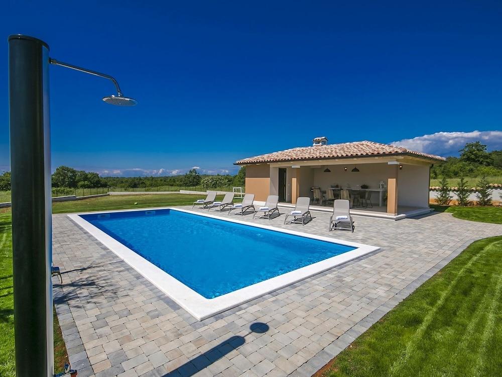 فيلا ويذ هيتابل بول، لارج جاردن آند سمر كيتشين، نير بوريك