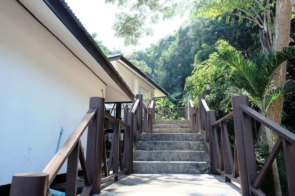 Samed Cliff Resort Property Grounds