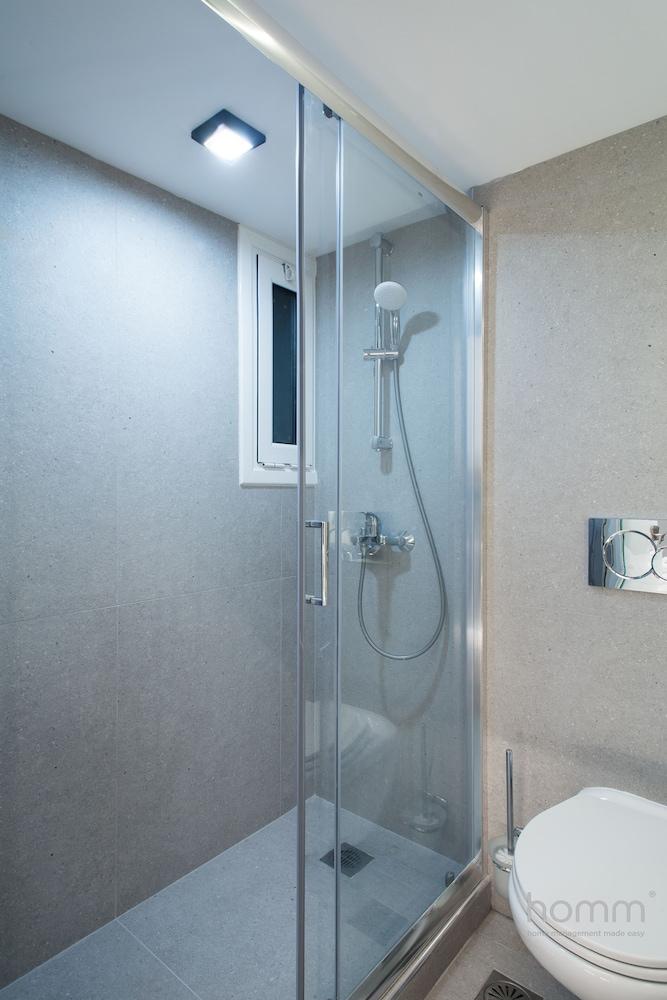 35m² Modern Renovated Studio in Psyri Korinis str Bathroom