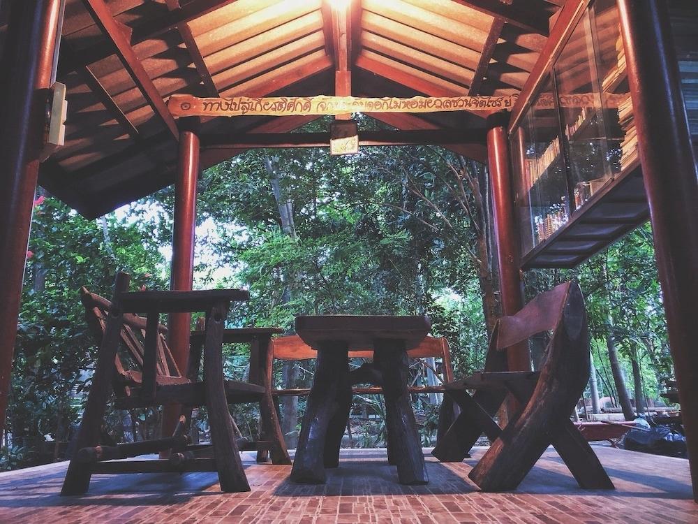 Eaustay Lobby Sitting Area