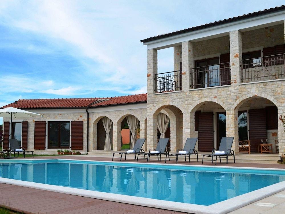 Spacious Villa Dubravka With a Large Pool Featured Image