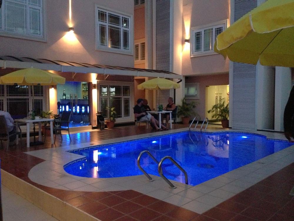 GrandBee Suites