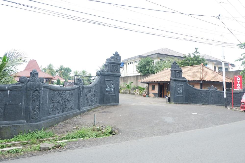 OYO 1567 Pendopo Tumaritis Syariah Exterior