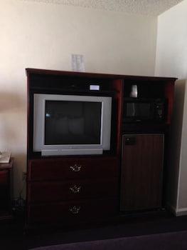 Dixie Palms Motel Guestroom