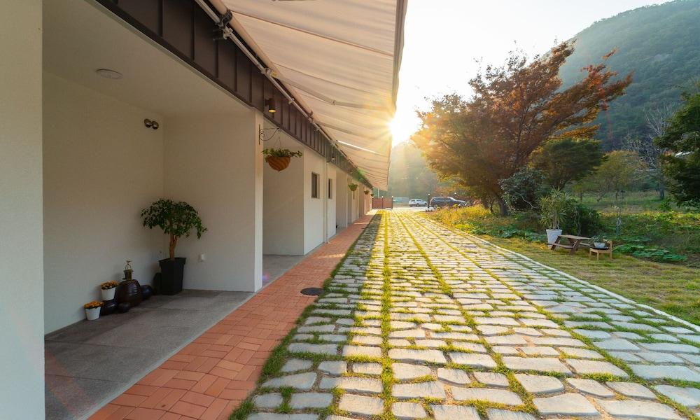 Hi Mohang Pool Villa Exterior detail