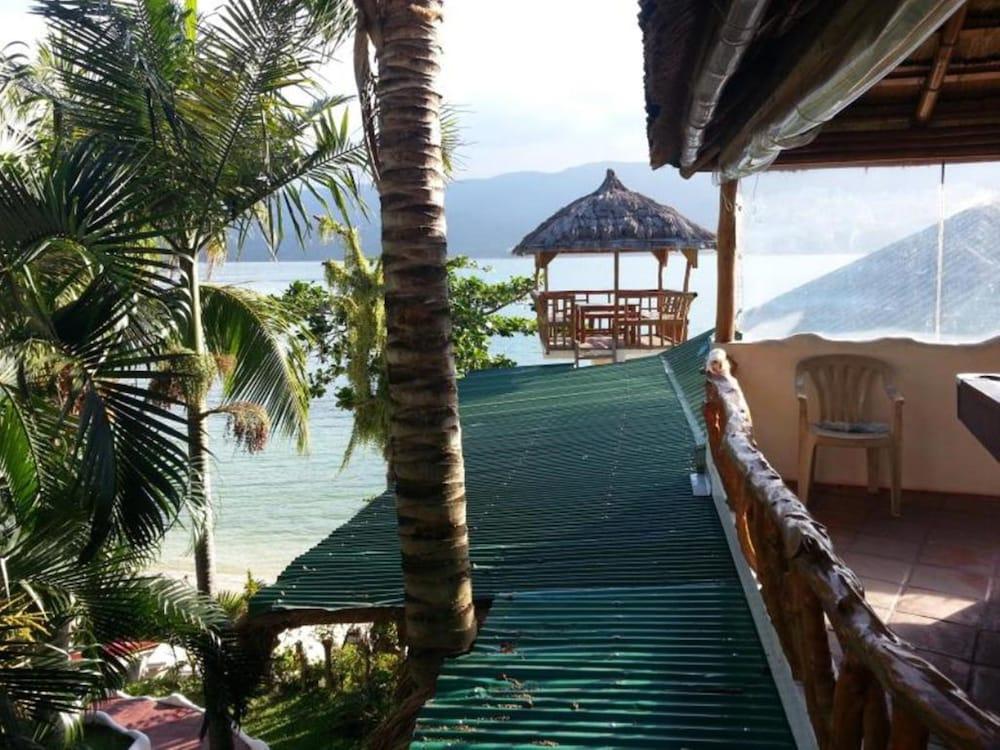 Dolphinbay Beachfront & Dive Resort Exterior