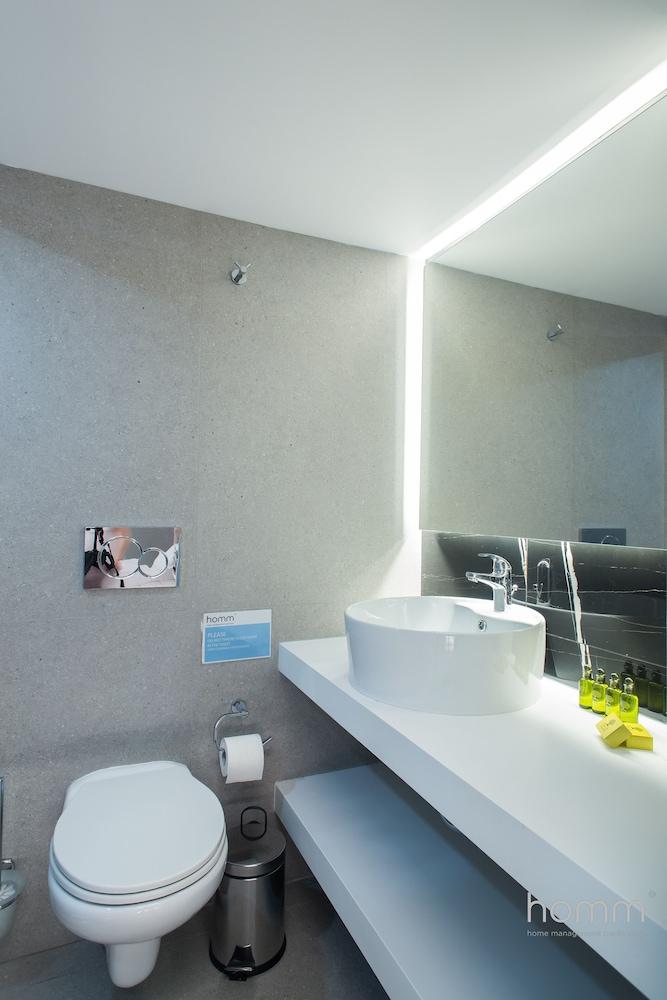 35m² Modern Renovated Studio in Psyri Korinis str Bathroom