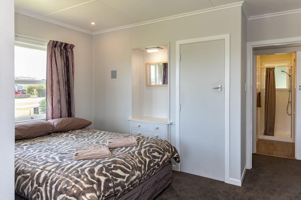 Waitangi Beach Bach 30A Room
