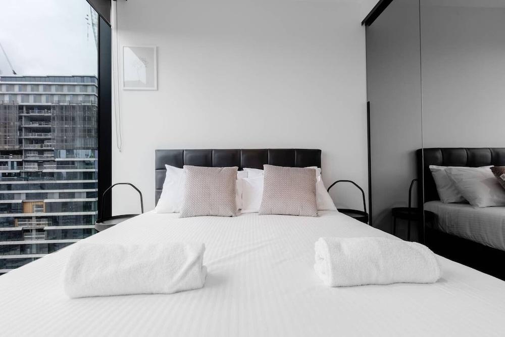 Luxury 2bed2bath apt in the Heart of Mel@collins Room
