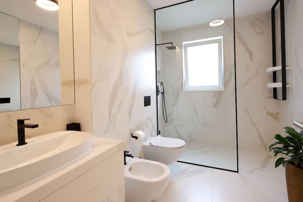 New Apartments with Pool near Beach Bathroom