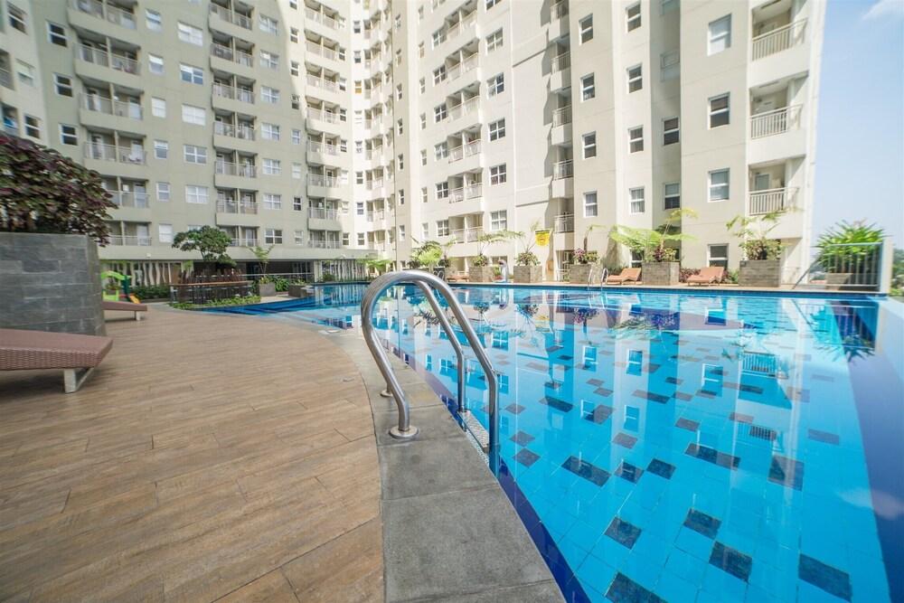 Relaxing Studio Apartment at Parahyangan Residence with Mountain View Waterslide