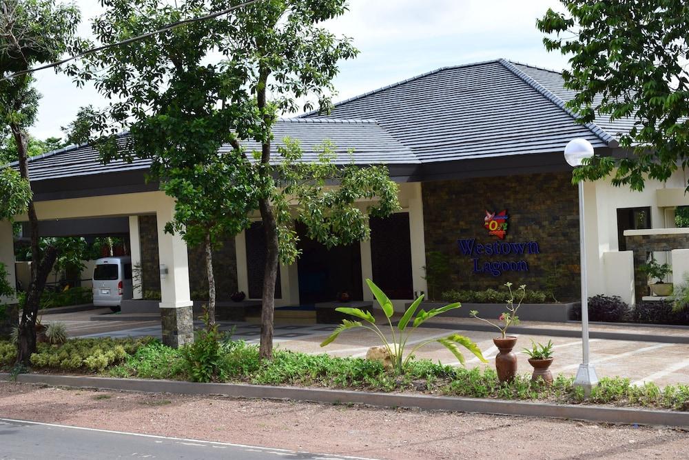 Mo2 Lagoon Coron Exterior