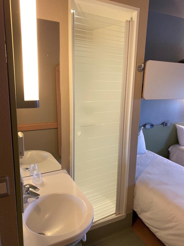 ibis budget Verdun Bathroom