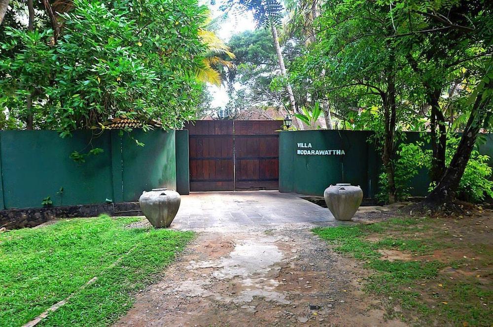 Villa Modarawaththa Property Grounds