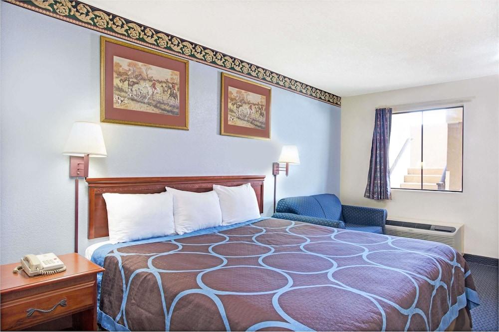 Super 8 by Wyndham Suwanee Room