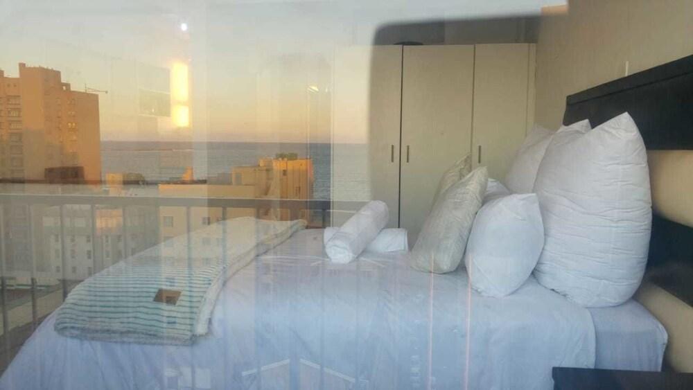 Mthonjeni Residence and Cafe Room
