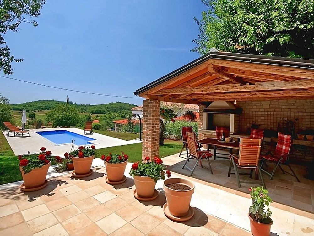 بيوتيفول فيلا إن دراسيفاك ويذ سويمينج بول