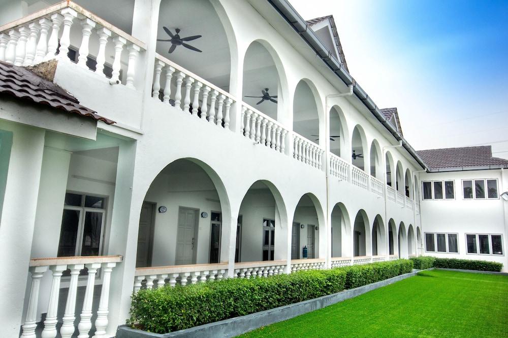 Embun Resort Putrajaya Exterior