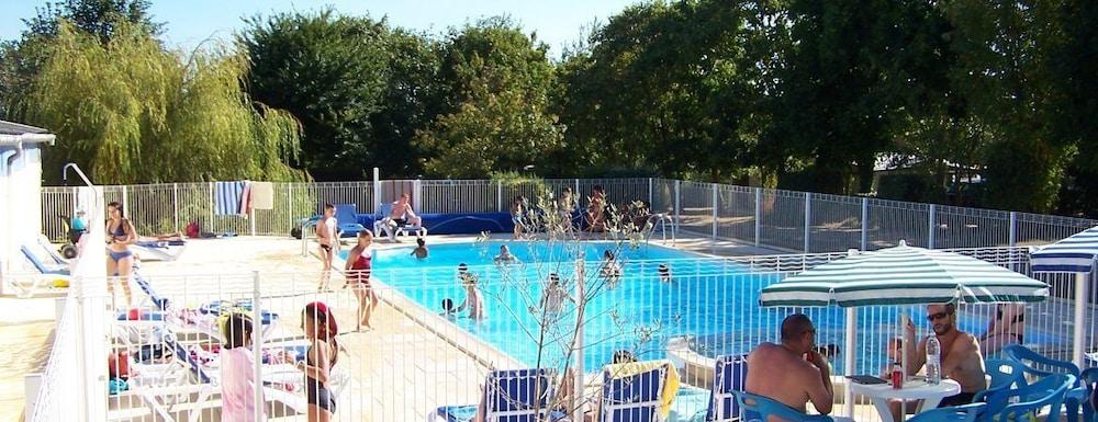 جيتس إيه شامبر دوت دو كيرنيجيون حمام سباحة مكشوف