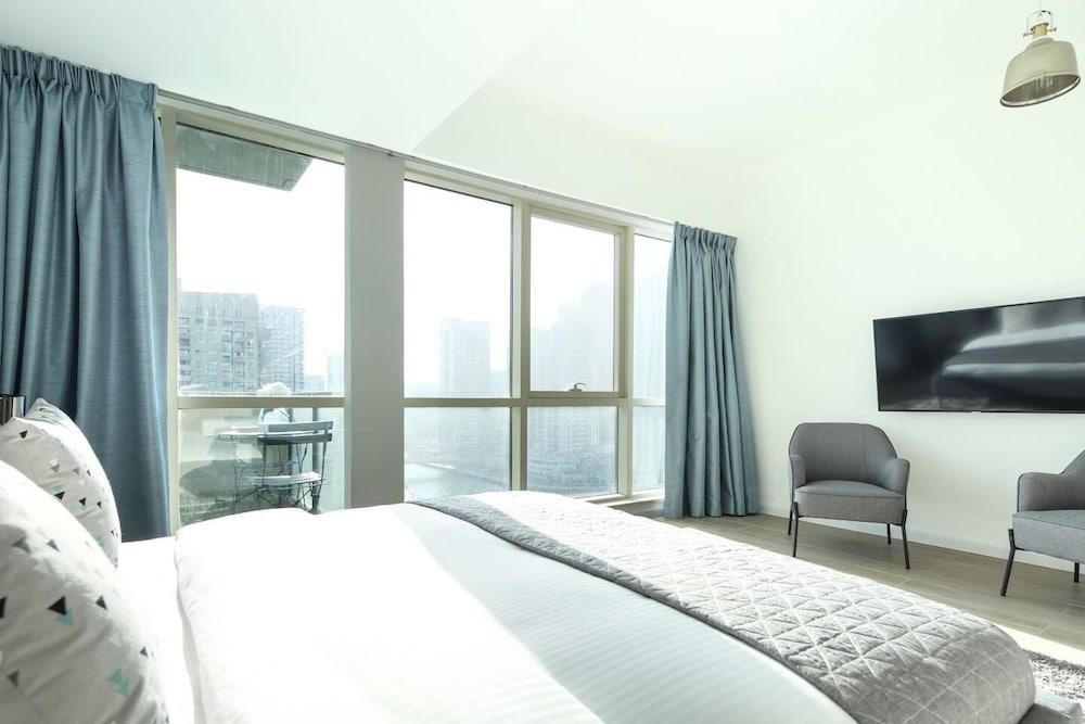 Superior and Upgraded 1BR in Heart of Marina! Room