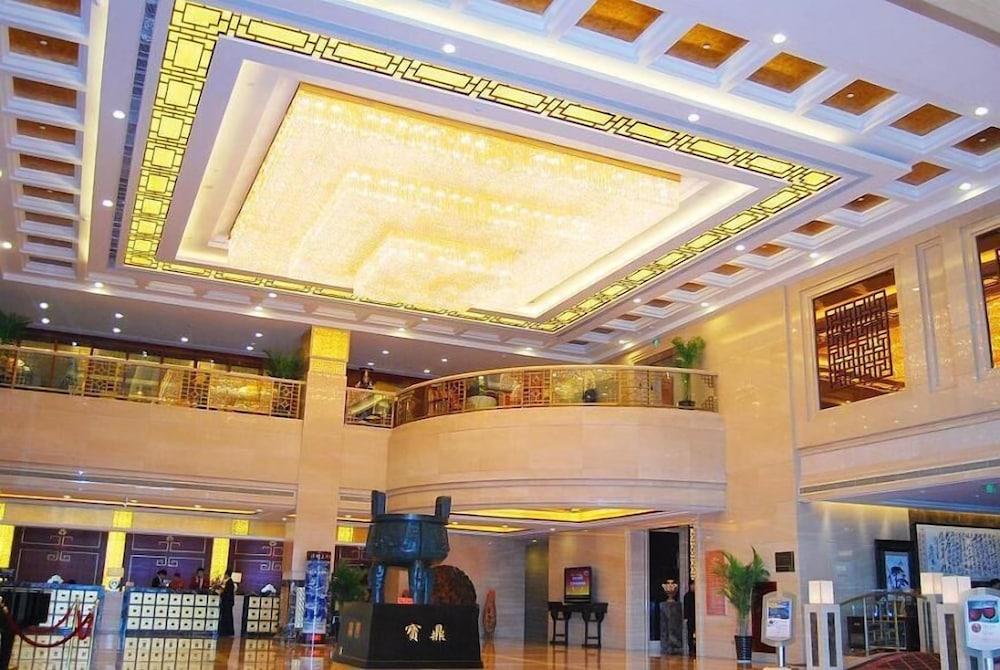 هوارد جونسون تي سي بي هيفي