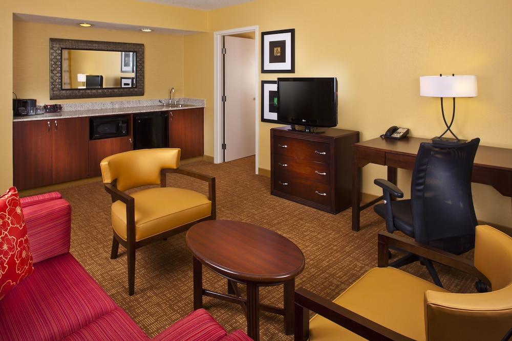 Spark by Hilton Birmingham Colonnade Living Area