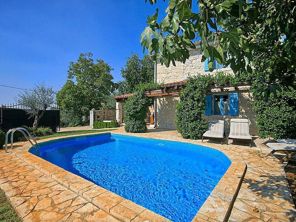 تشارمينج هاوس ويذ برايفت بول آند فينسد جاردن، نير بوريك آند بيتش زحليقة مائية