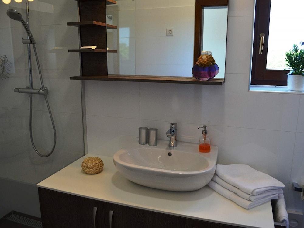 Spacious Villa Dubravka With a Large Pool Bathroom