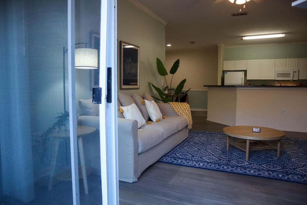Upgraded 2 bed apt Close to Beaches and Mayo Clinic
