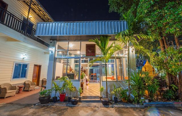 لوتس بلو جيست هاوس