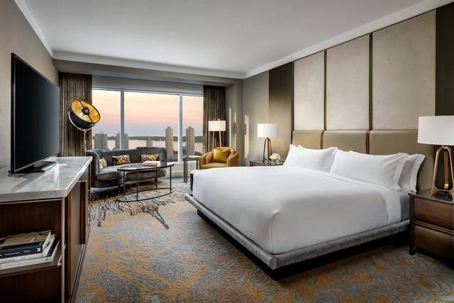The Ritz-Carlton, Toronto