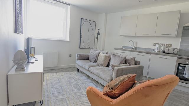1 Bed With Parking - 15 Mins to Solihull NEC