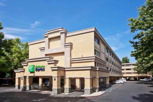 هوليداي إن اكسبرس ساكرمنتو كونفينشن سنتر