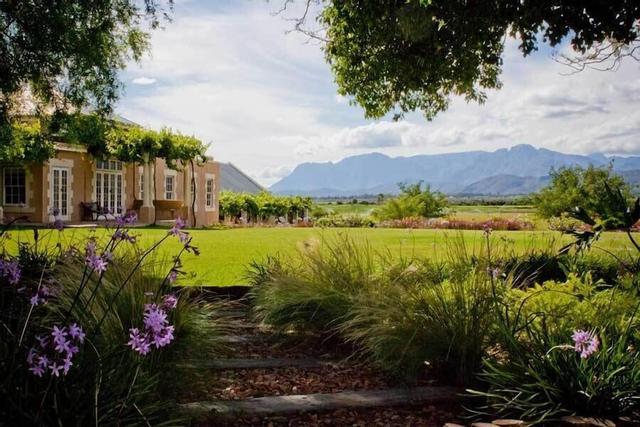 دي ويلدج لاكشري أبارتمنتس