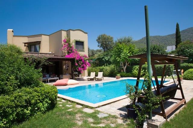 Important Group Villa Costa