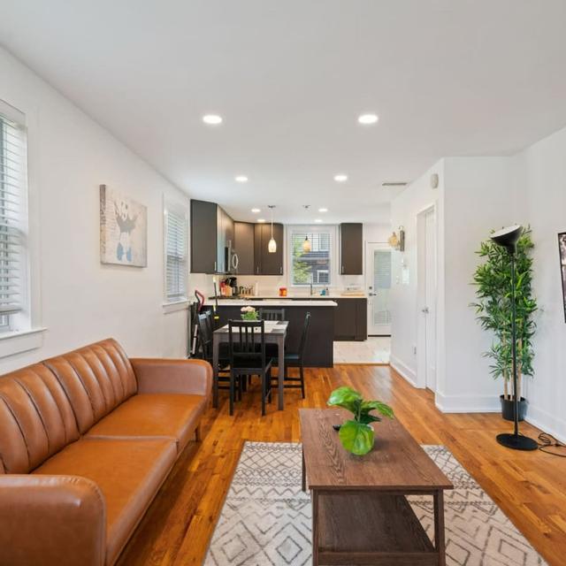 Modern Colonial House 5m to DC DCA Cozysuites
