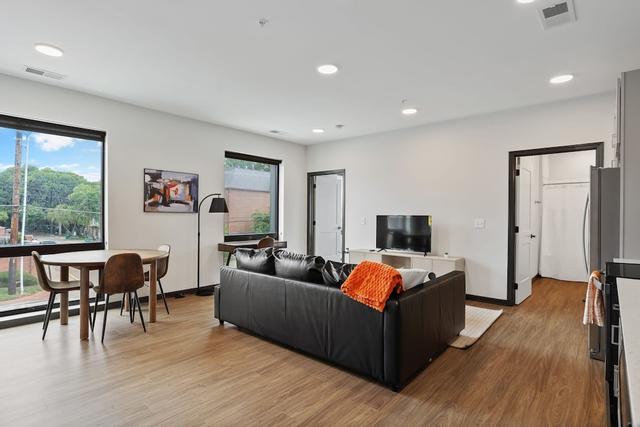 كوزي سويتس ماس د ي باركينج لاونج روف ديك 23